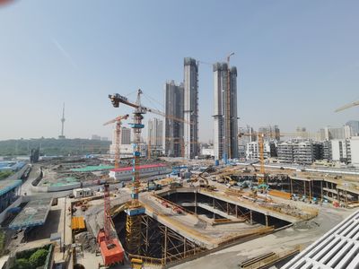 复星外滩中心长江之眼艺术中心昼夜施工，近千名建设者奋战推进土方开挖